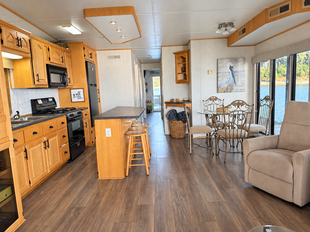 How I Keep My Houseboat Clean When I’m Only There 2 Days a Week