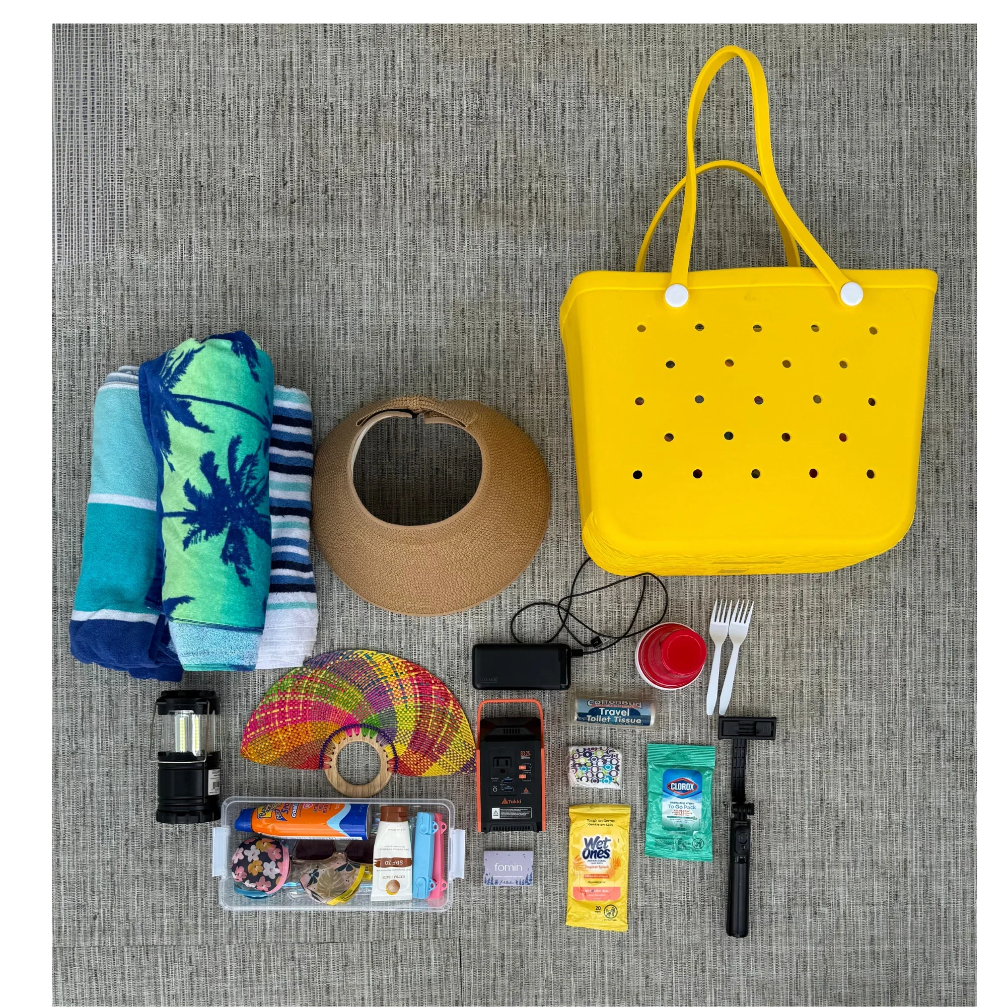 What's In My Everyday Boat Bag? My Must-Have Lake Day Essentials